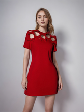 Robe courte ajourée avec nœud rouge